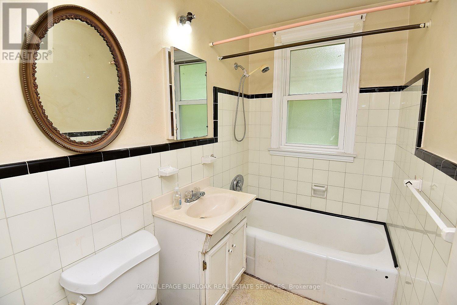 430 Queen Mary Drive, Oakville, Ontario  L6K 3M1 - Photo 24 - W12153435