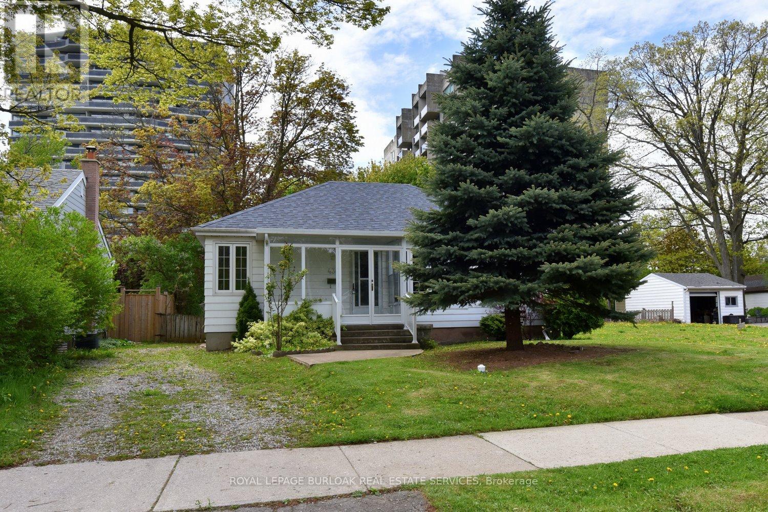 430 Queen Mary Drive, Oakville, Ontario  L6K 3M1 - Photo 3 - W12153435