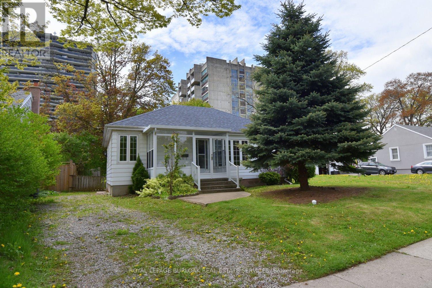 430 Queen Mary Drive, Oakville, Ontario  L6K 3M1 - Photo 4 - W12153435