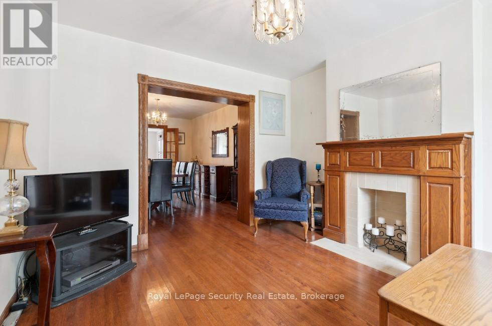 38 Fernbank Avenue, Toronto, Ontario  M6H 1W2 - Photo 13 - W12152349