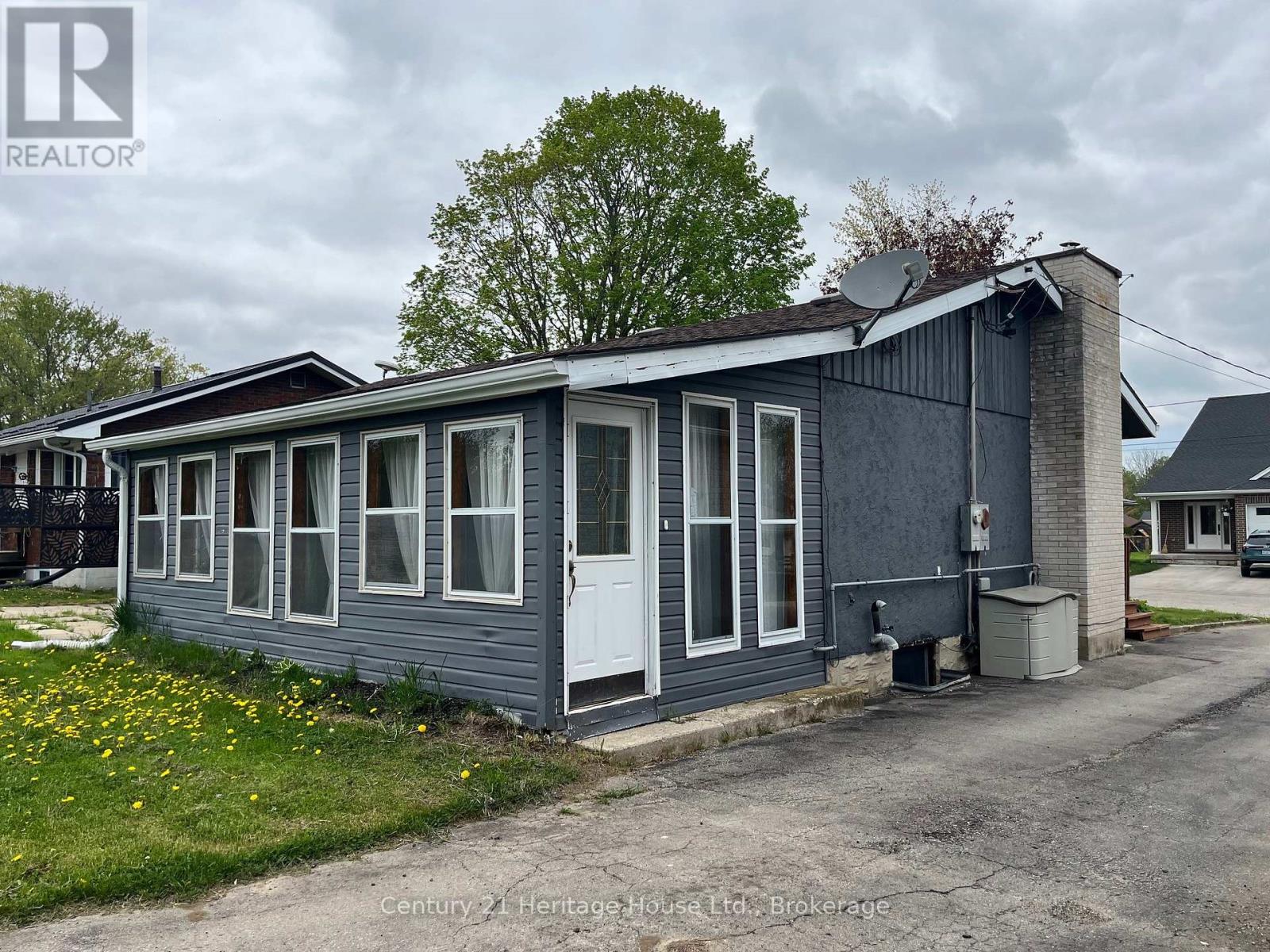 468 Countess Street S, West Grey, Ontario  N0G 1R0 - Photo 3 - X12153514