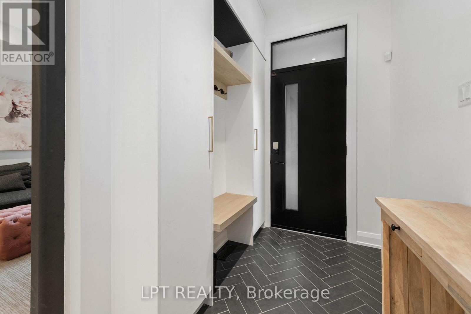 323 Booth Street, Ottawa, Ontario  K1R 7K1 - Photo 3 - X12153508