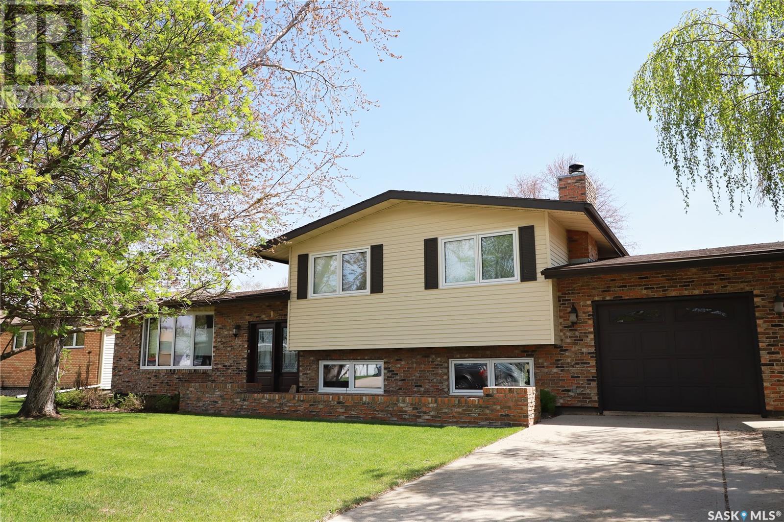 Property at 18 Vanier DRIVE image 1