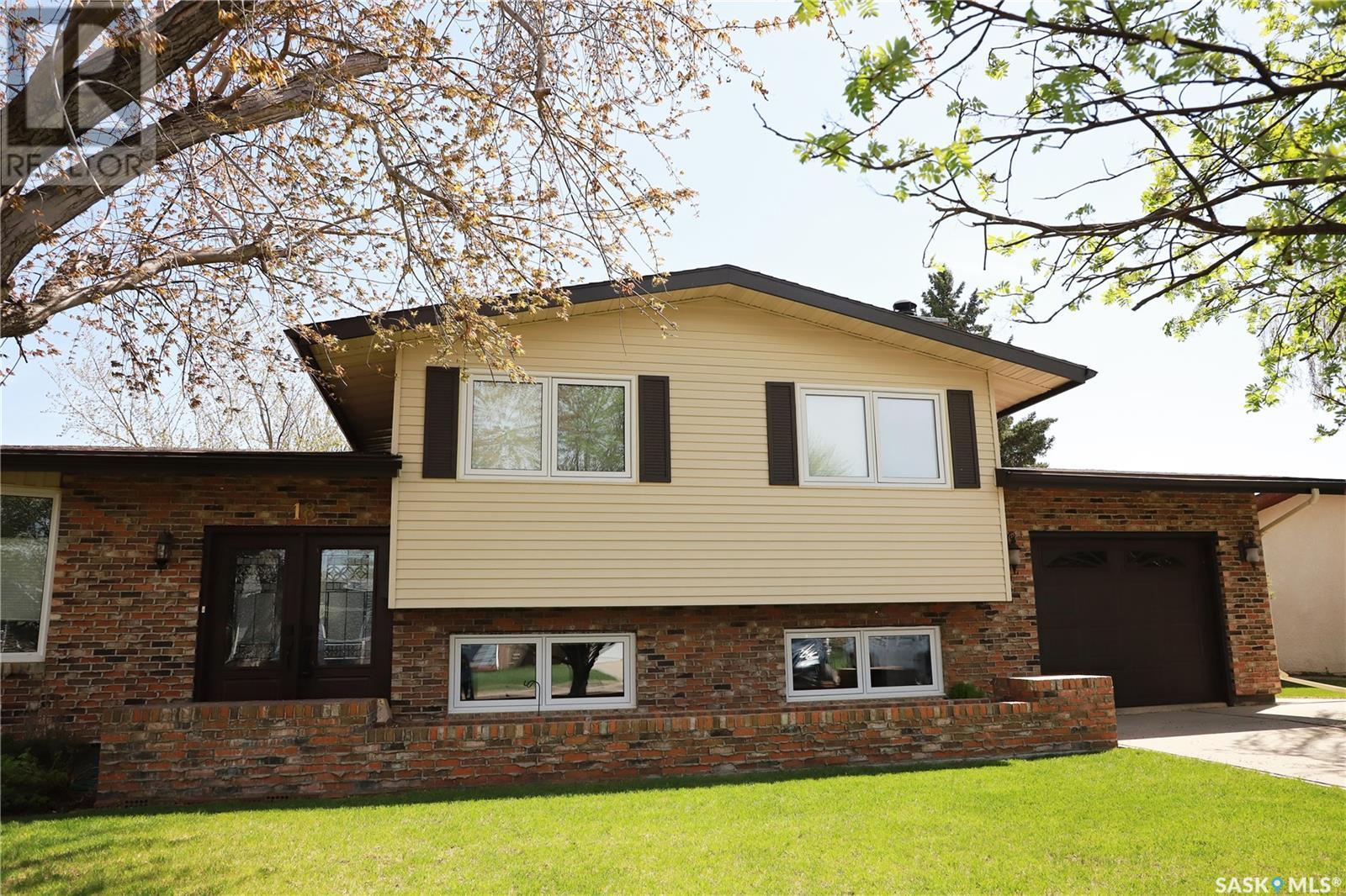 Property at 18 Vanier DRIVE image 2