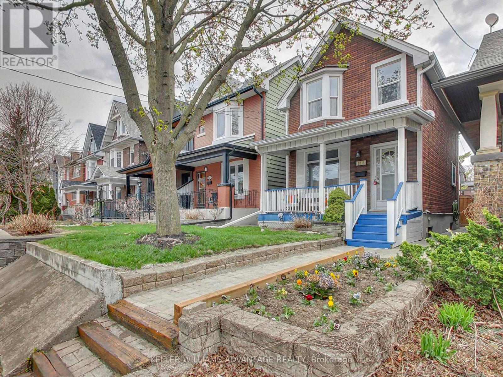 <div class="slider-price">$1,629,000</div><p>119 Chester Avenue, Toronto, Ontario</p>