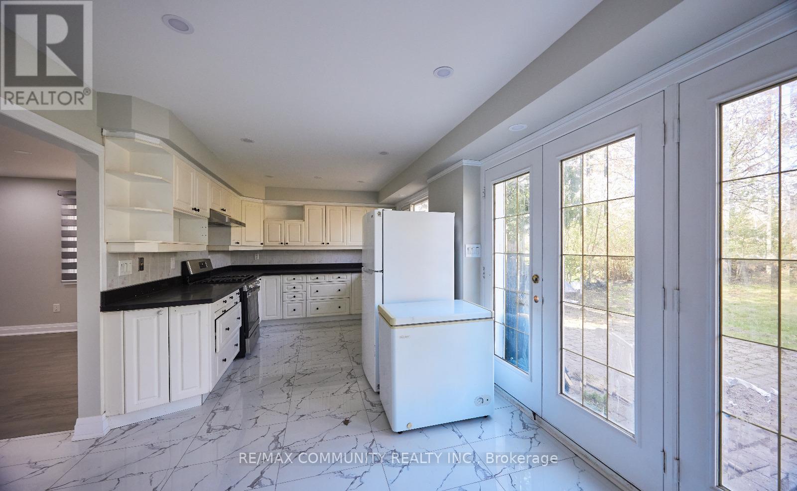 71 Willowridge Road, Toronto, Ontario  M9R 3Z2 - Photo 4 - W12153512