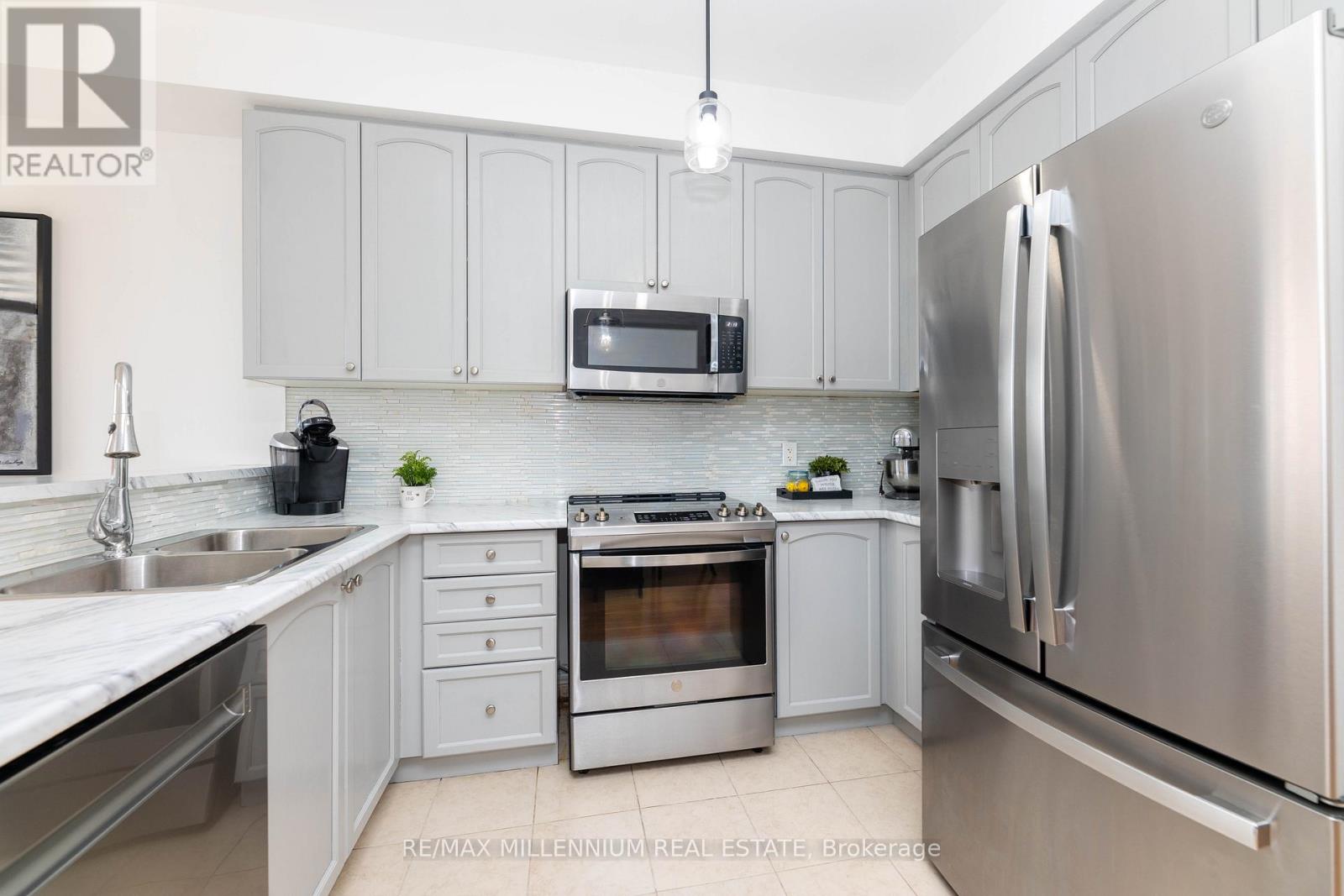 9 Pendulum Circle, Brampton, Ontario  L6R 3N5 - Photo 8 - W12153573