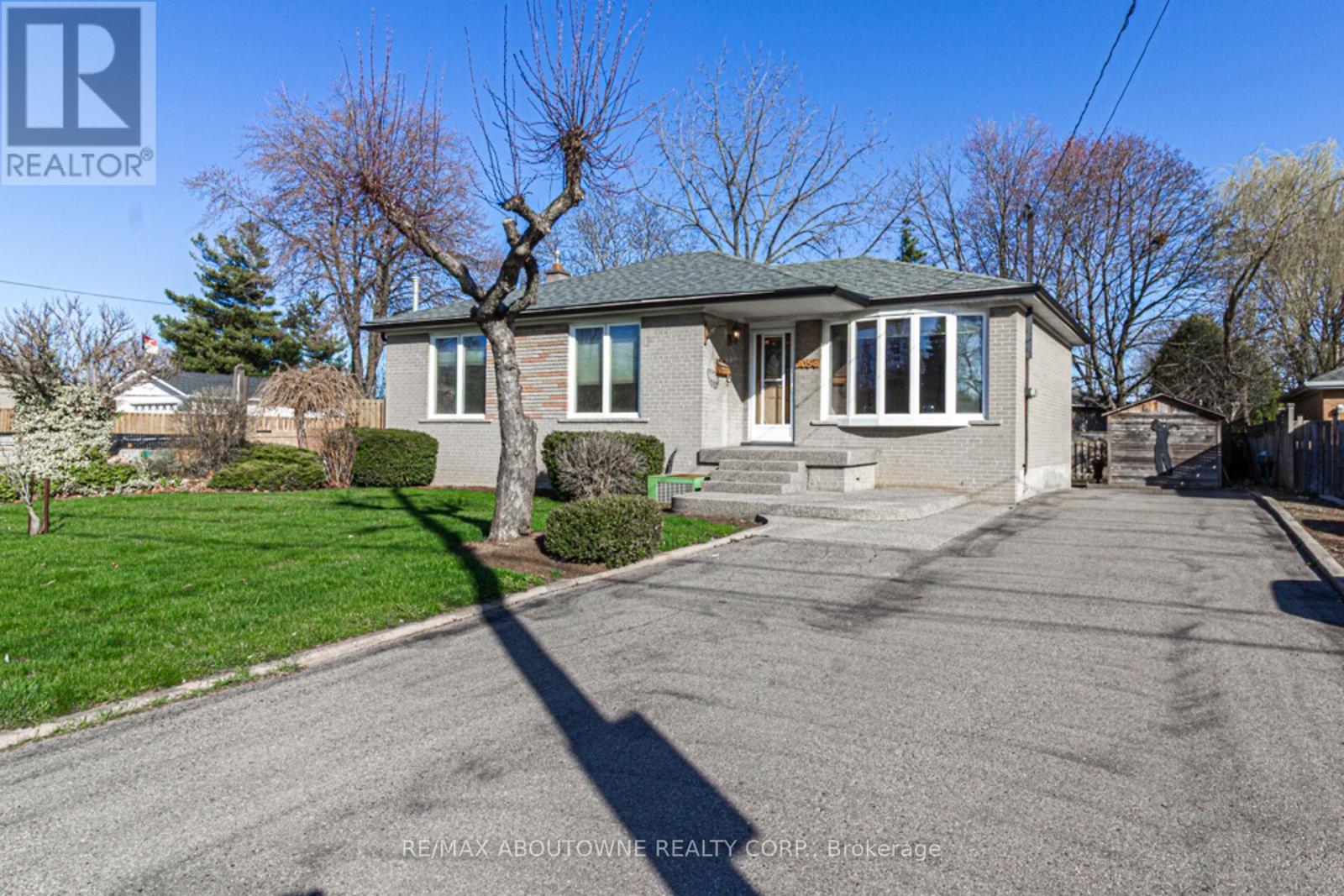 2054 Bridge Road, Oakville, Ontario  L6L 2E7 - Photo 2 - W12153579