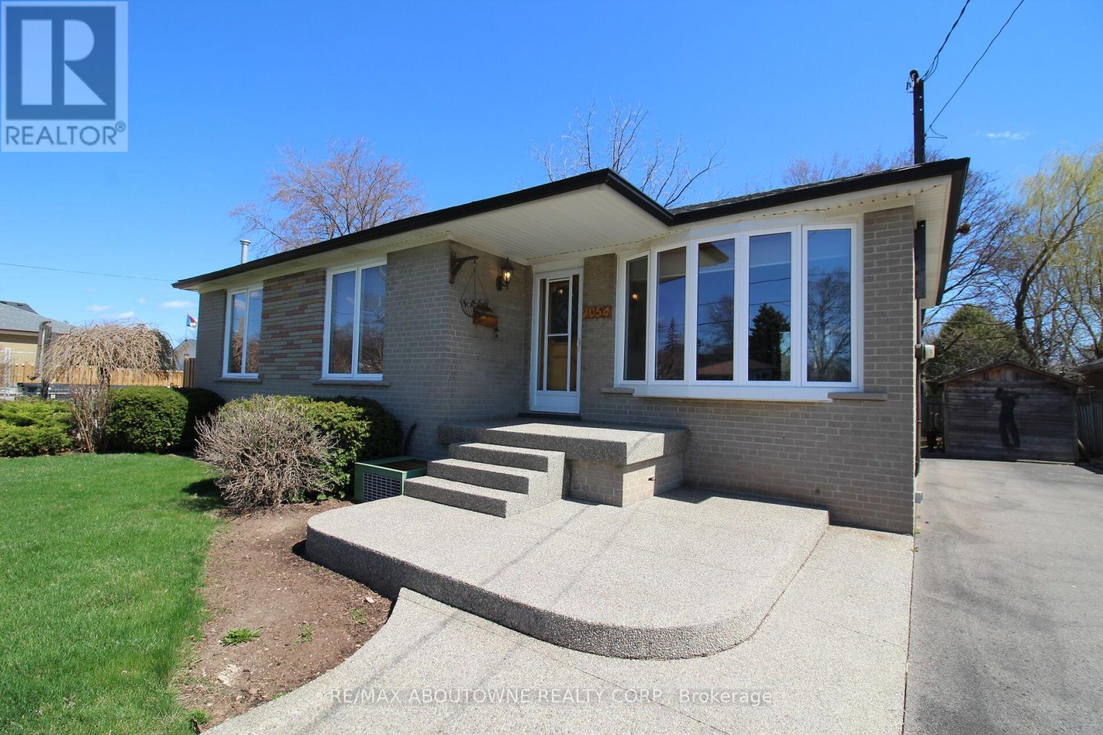 2054 Bridge Road, Oakville, Ontario  L6L 2E7 - Photo 3 - W12153579