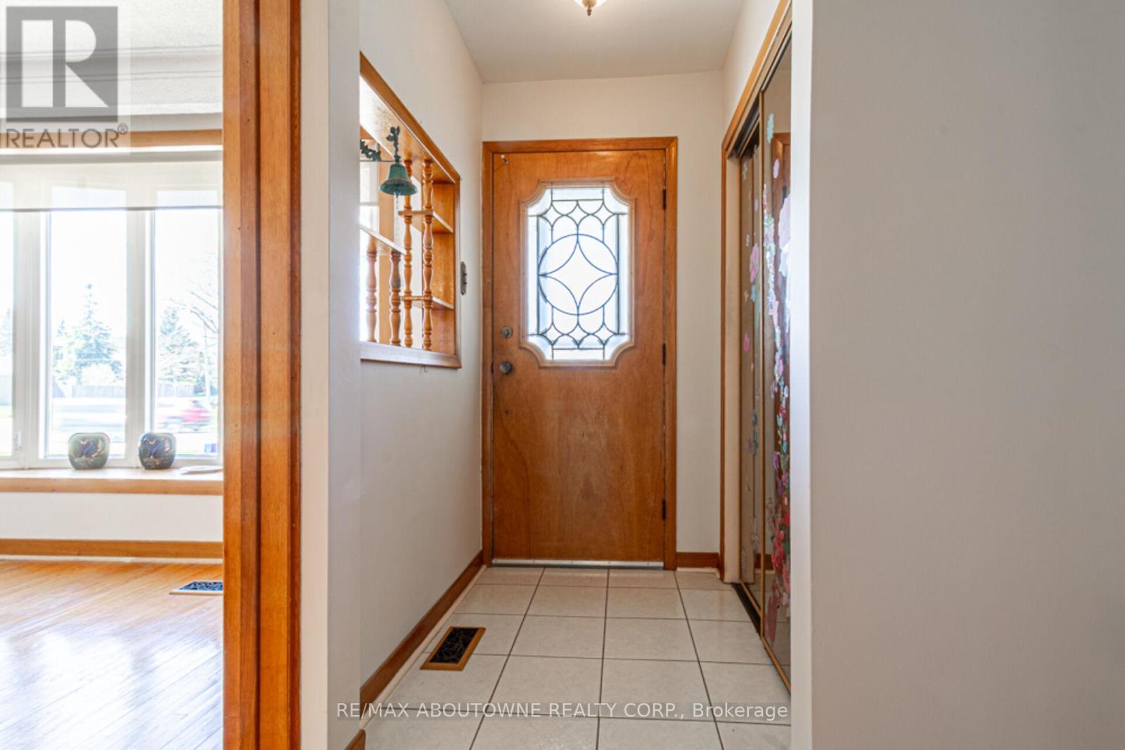 2054 Bridge Road, Oakville, Ontario  L6L 2E7 - Photo 4 - W12153579