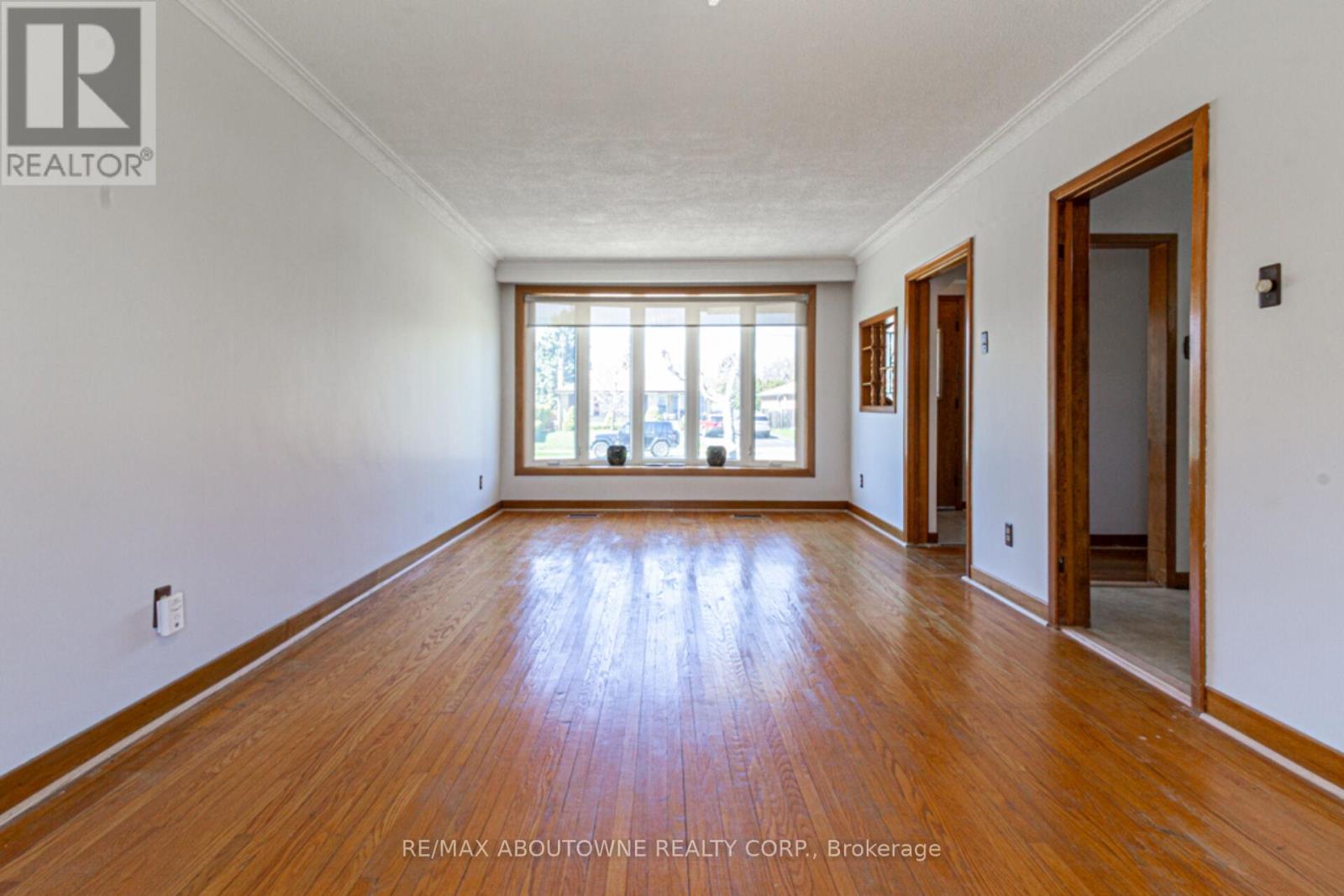 2054 Bridge Road, Oakville, Ontario  L6L 2E7 - Photo 5 - W12153579