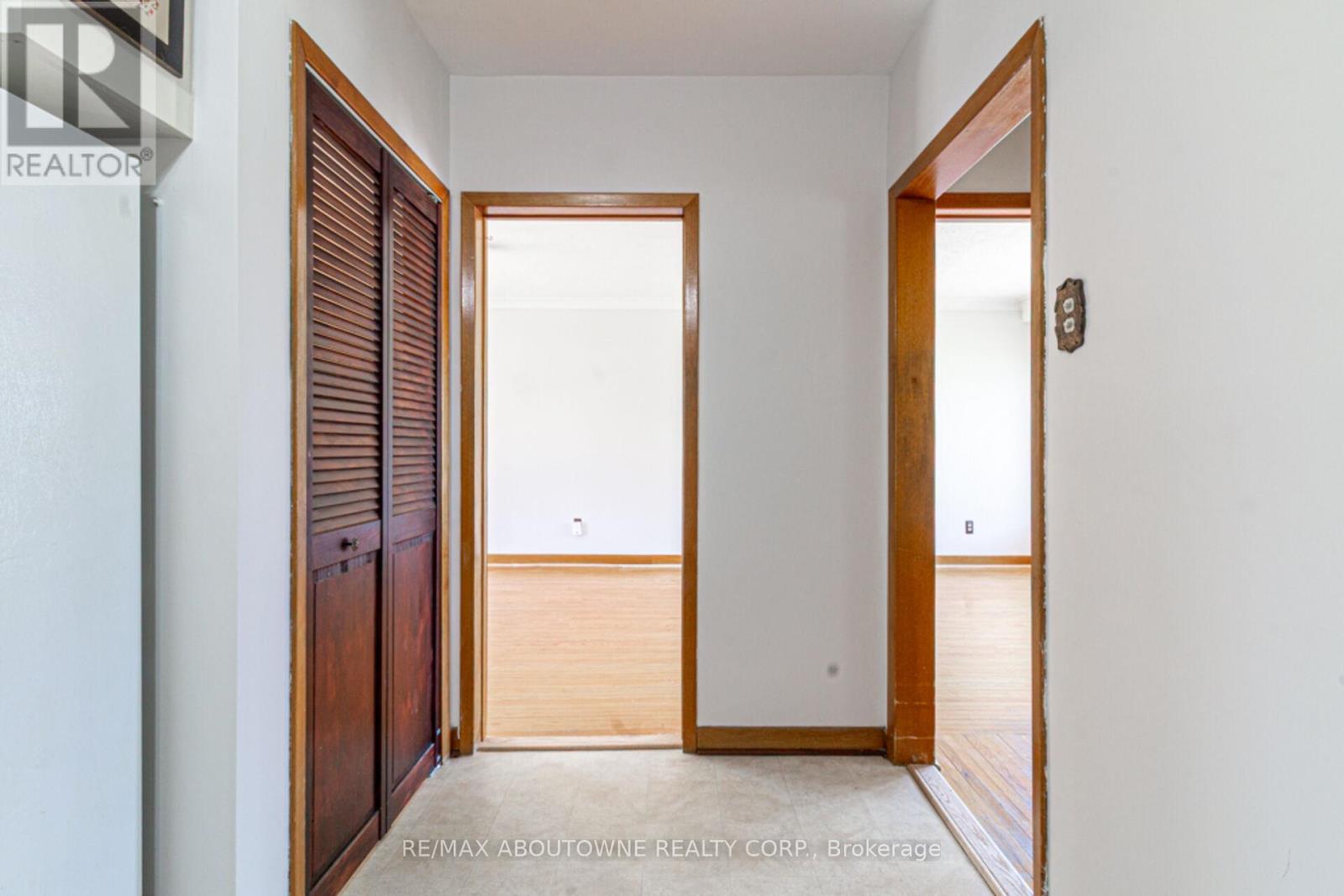 2054 Bridge Road, Oakville, Ontario  L6L 2E7 - Photo 6 - W12153579