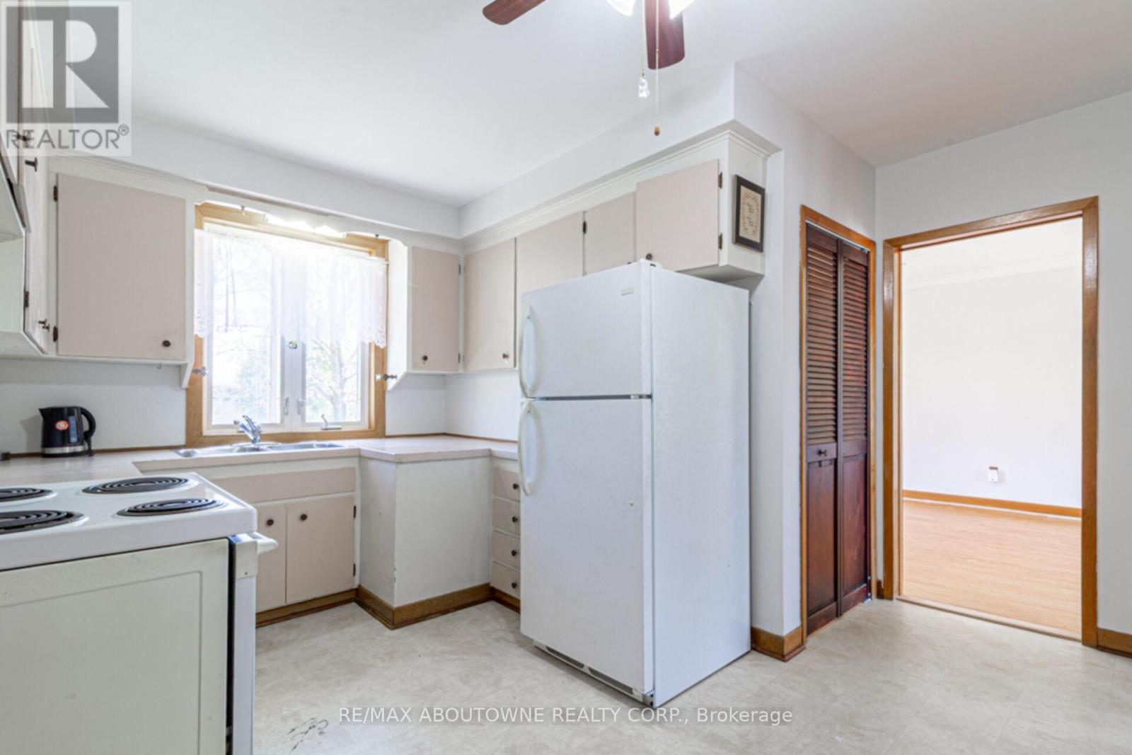 2054 Bridge Road, Oakville, Ontario  L6L 2E7 - Photo 7 - W12153579