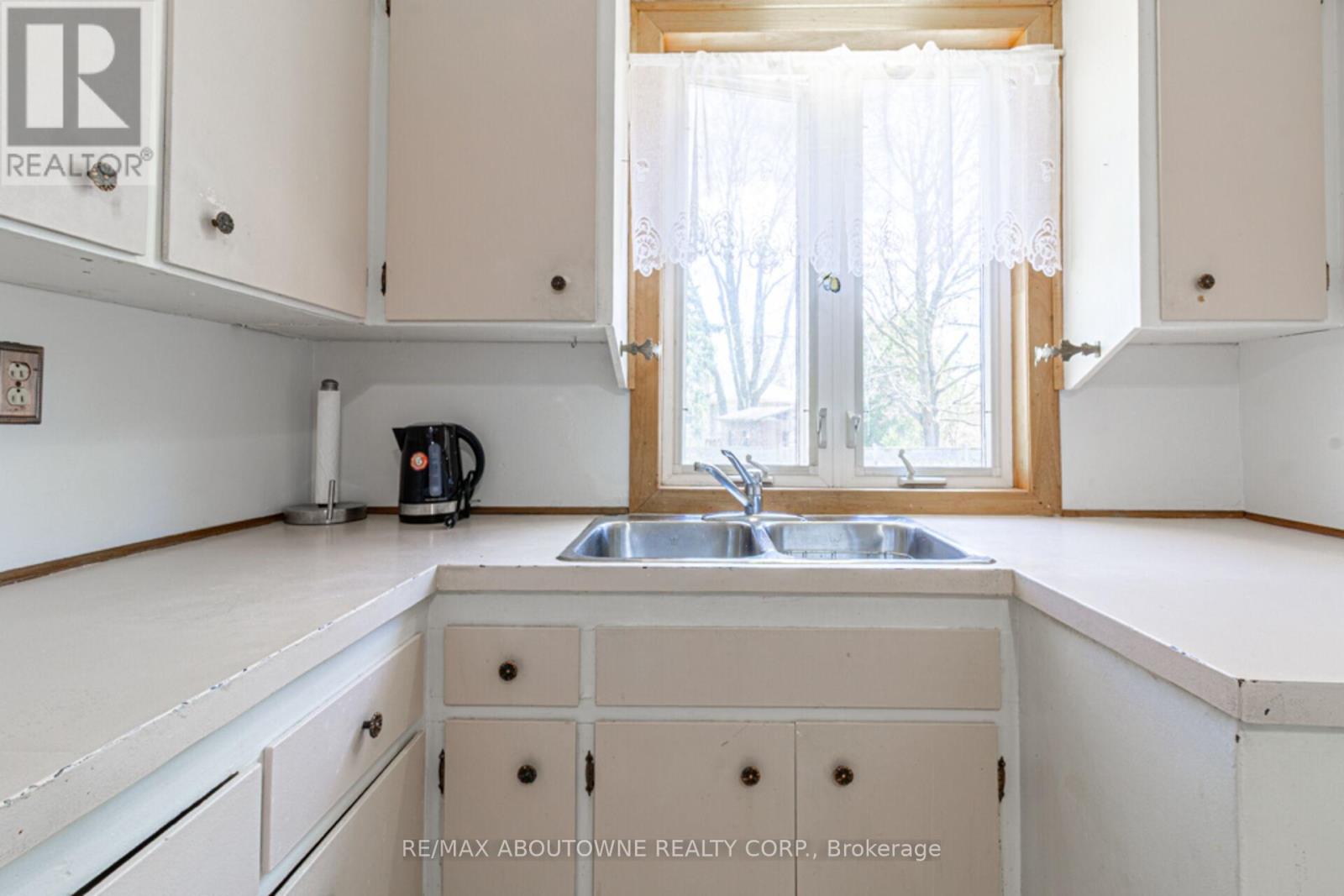 2054 Bridge Road, Oakville, Ontario  L6L 2E7 - Photo 8 - W12153579