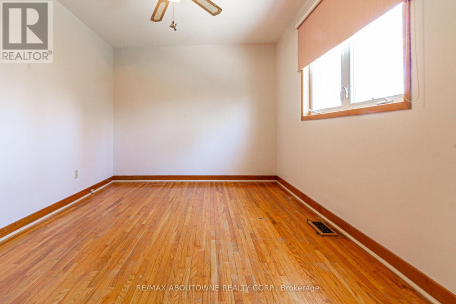 2054 Bridge Road, Oakville, Ontario  L6L 2E7 - Photo 9 - W12153579