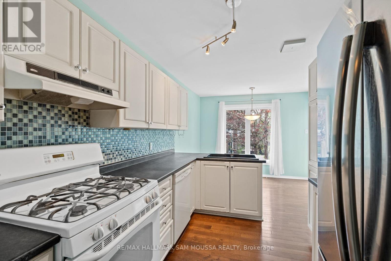 11 Highmont Court, Ottawa, Ontario  K2T 1B3 - Photo 10 - X12153821