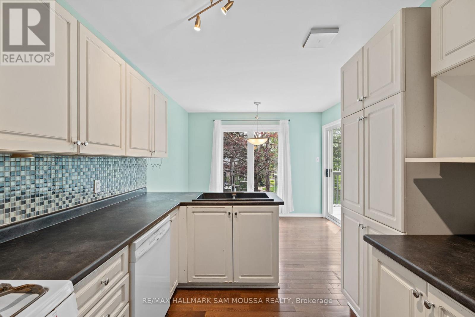 11 Highmont Court, Ottawa, Ontario  K2T 1B3 - Photo 11 - X12153821