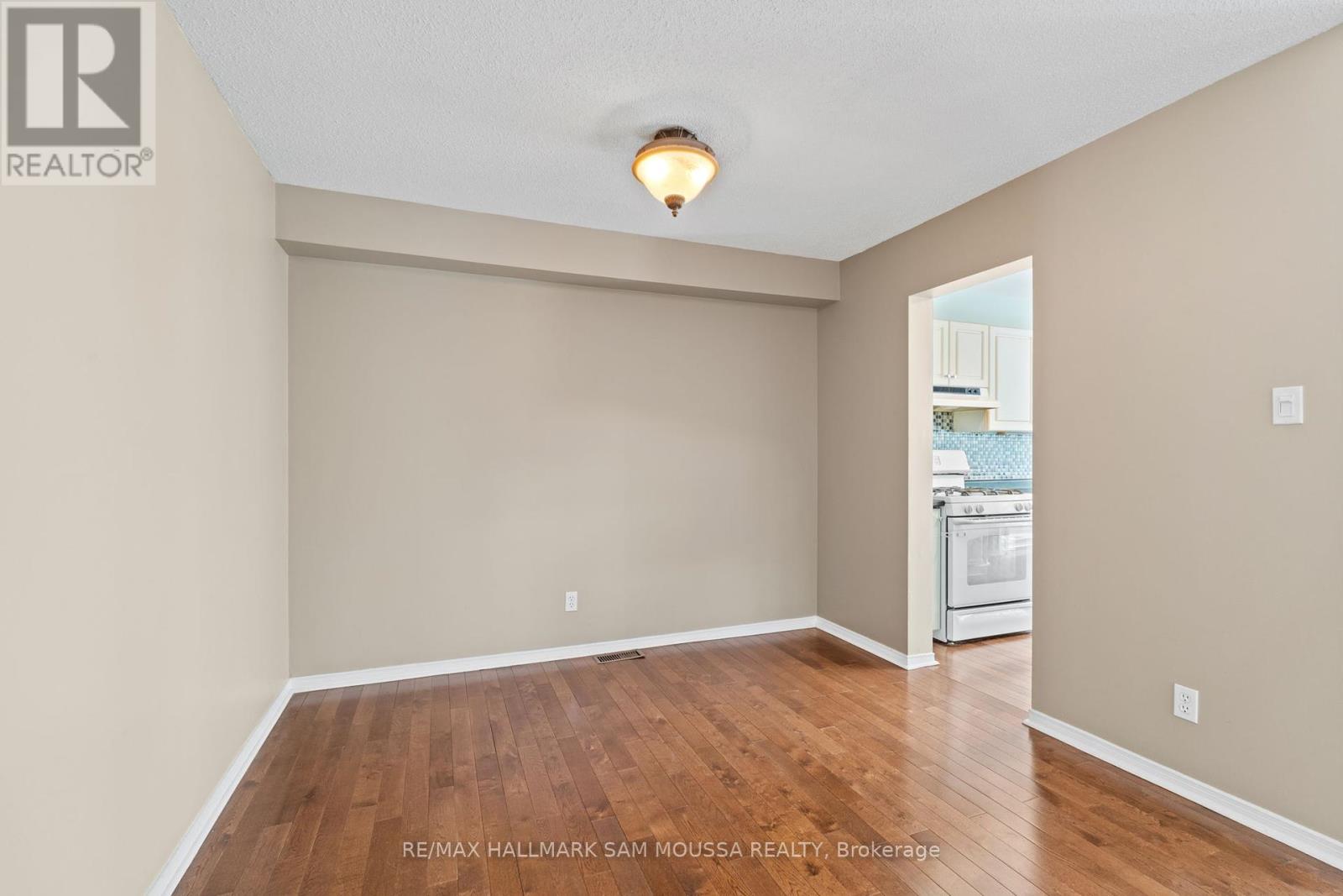 11 Highmont Court, Ottawa, Ontario  K2T 1B3 - Photo 7 - X12153821