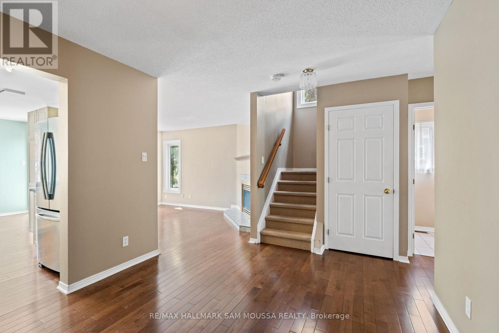 11 Highmont Court, Ottawa, Ontario  K2T 1B3 - Photo 8 - X12153821