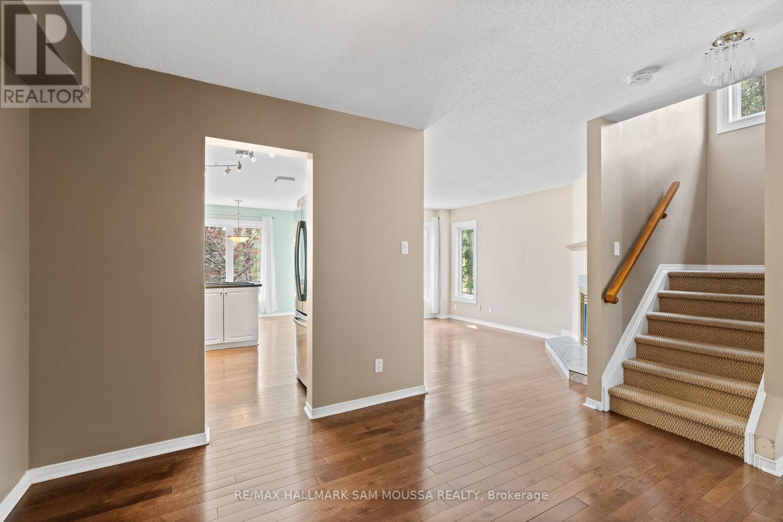 11 Highmont Court, Ottawa, Ontario  K2T 1B3 - Photo 9 - X12153821