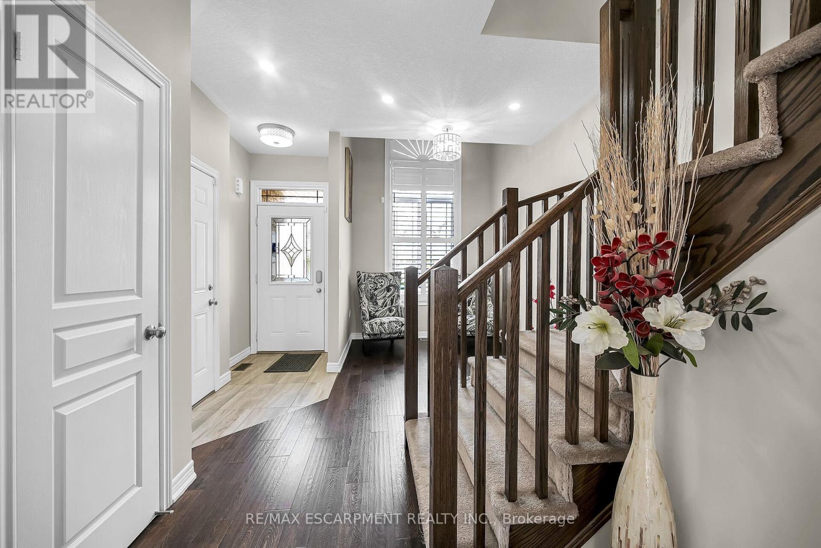 8 Charleswood Crescent, Hamilton (Stoney Creek), Ontario  L0R 1P0 - Photo 10 - X12153534