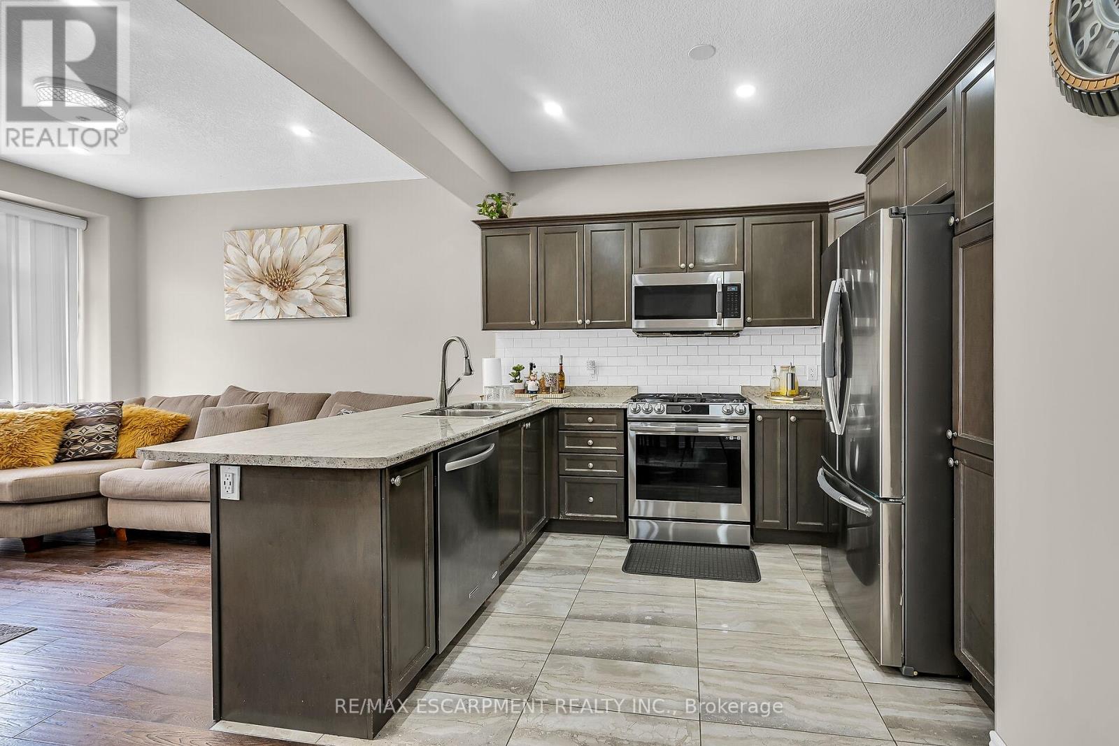 8 Charleswood Crescent, Hamilton (Stoney Creek), Ontario  L0R 1P0 - Photo 12 - X12153534