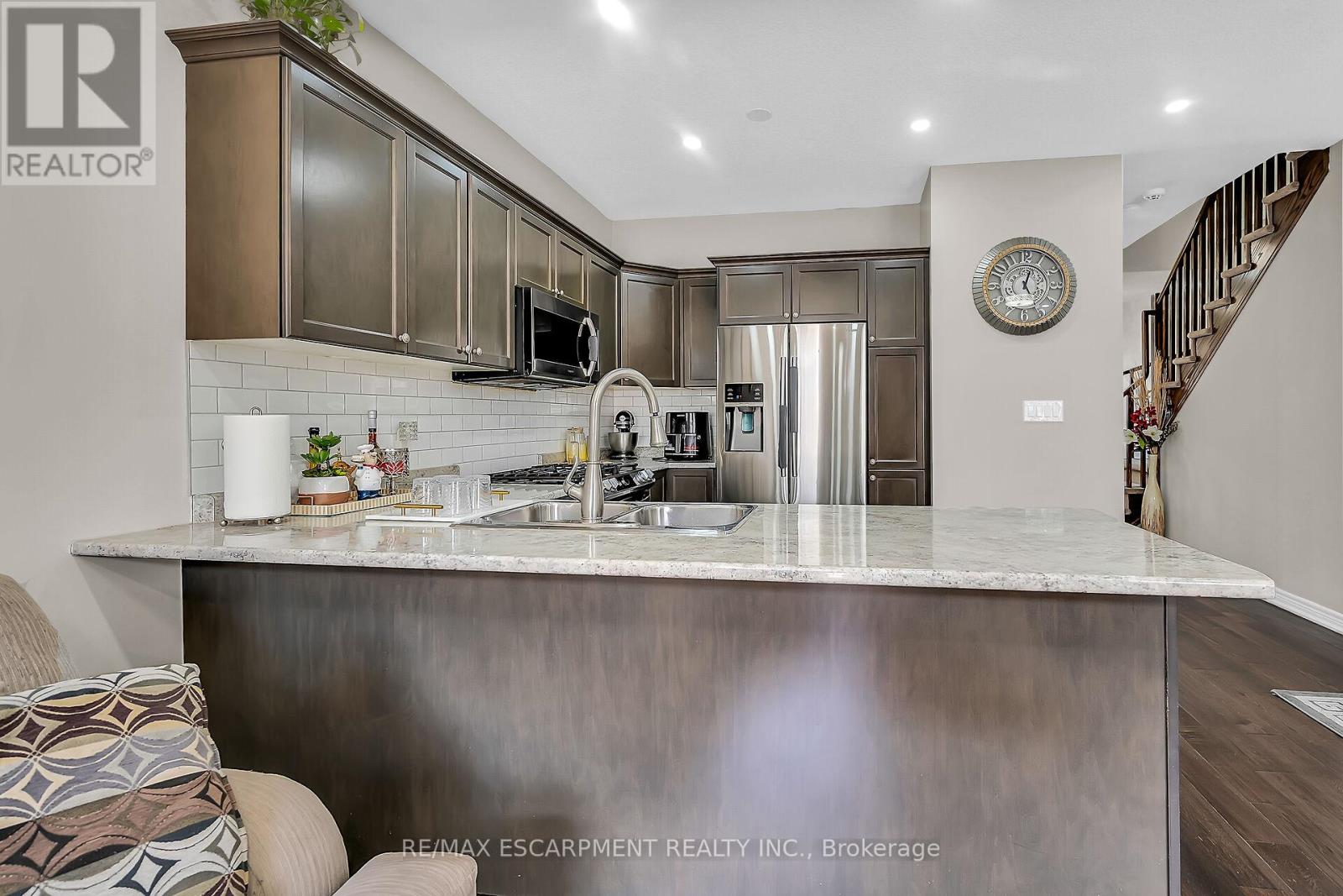 8 Charleswood Crescent, Hamilton (Stoney Creek), Ontario  L0R 1P0 - Photo 14 - X12153534