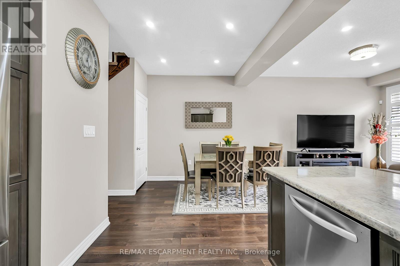 8 Charleswood Crescent, Hamilton (Stoney Creek), Ontario  L0R 1P0 - Photo 17 - X12153534