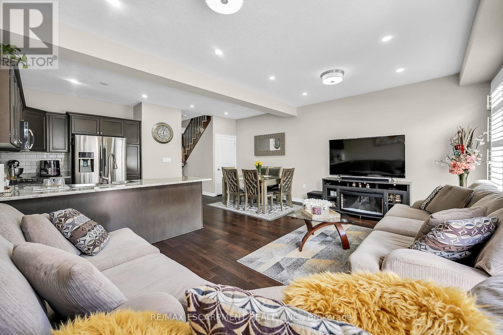8 Charleswood Crescent, Hamilton (Stoney Creek), Ontario  L0R 1P0 - Photo 23 - X12153534