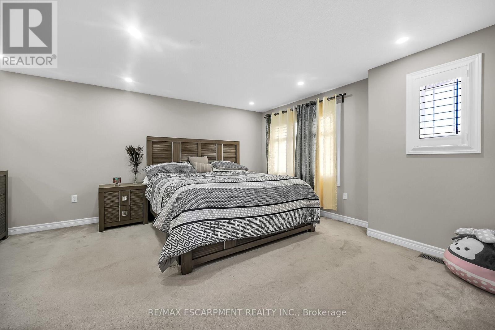 8 Charleswood Crescent, Hamilton (Stoney Creek), Ontario  L0R 1P0 - Photo 26 - X12153534