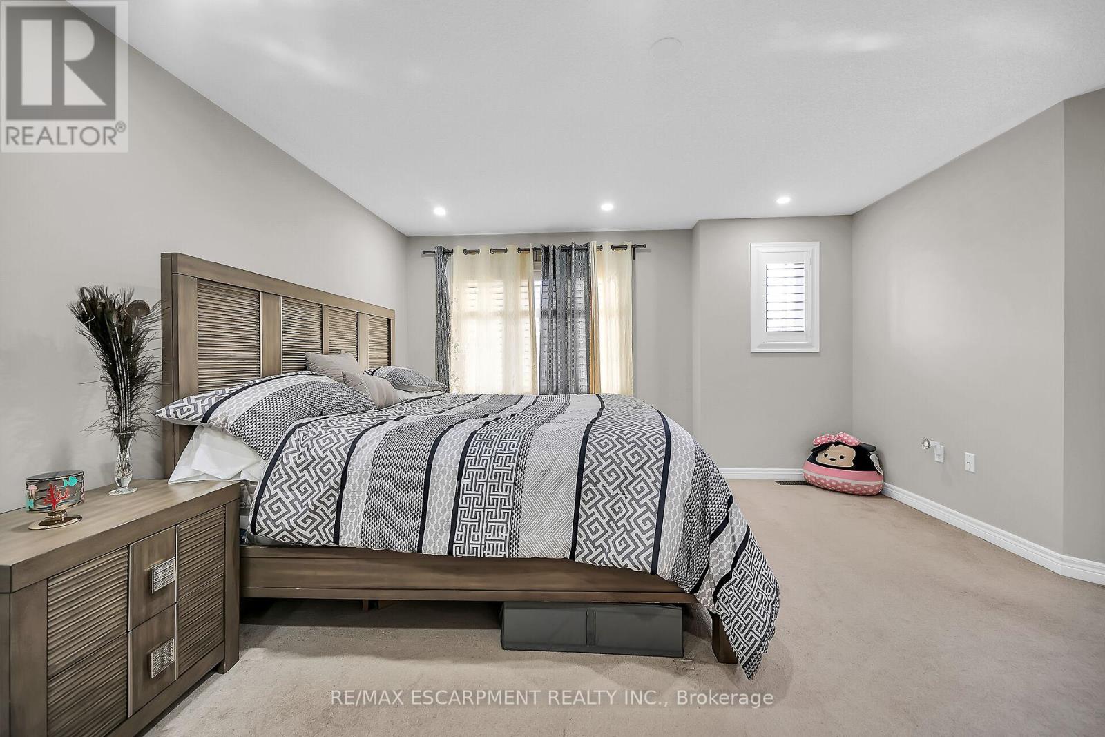 8 Charleswood Crescent, Hamilton, Ontario  L0R 1P0 - Photo 27 - X12153534