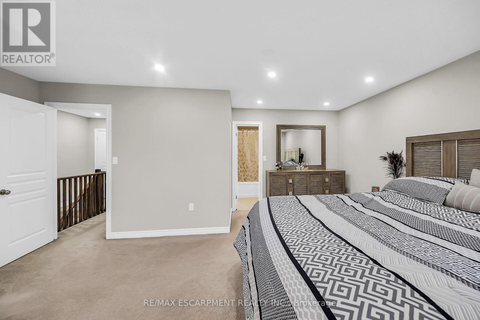 8 Charleswood Crescent, Hamilton (Stoney Creek), Ontario  L0R 1P0 - Photo 28 - X12153534