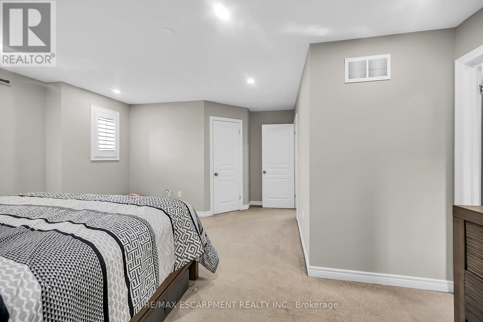 8 Charleswood Crescent, Hamilton (Stoney Creek), Ontario  L0R 1P0 - Photo 29 - X12153534