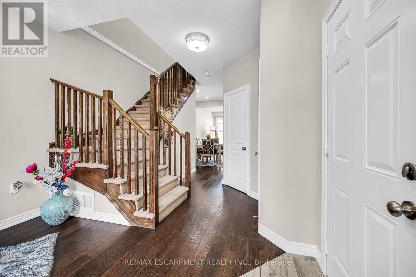 8 Charleswood Crescent, Hamilton (Stoney Creek), Ontario  L0R 1P0 - Photo 6 - X12153534