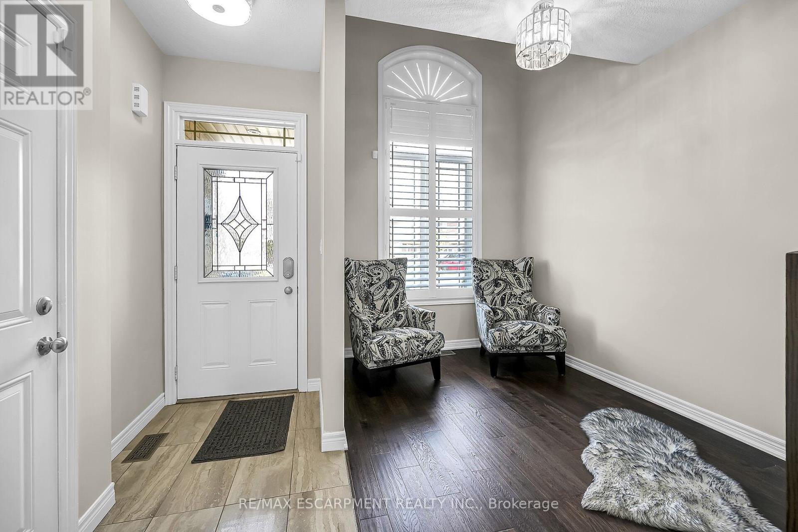 8 Charleswood Crescent, Hamilton (Stoney Creek), Ontario  L0R 1P0 - Photo 8 - X12153534