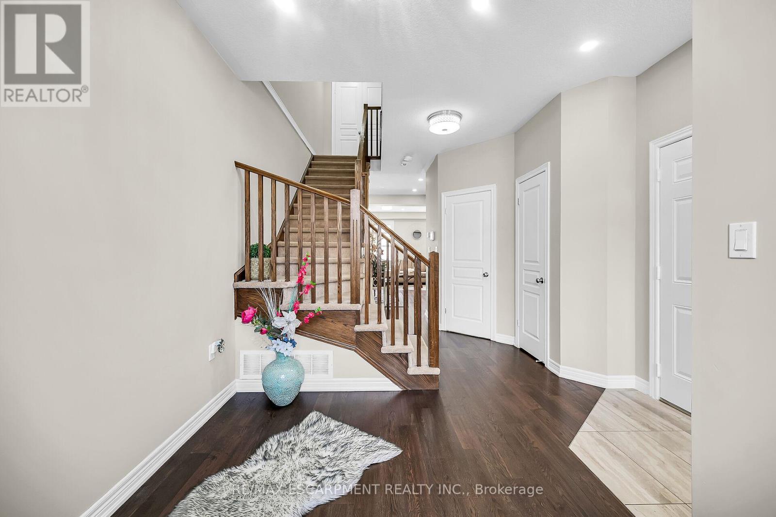 8 Charleswood Crescent, Hamilton (Stoney Creek), Ontario  L0R 1P0 - Photo 9 - X12153534