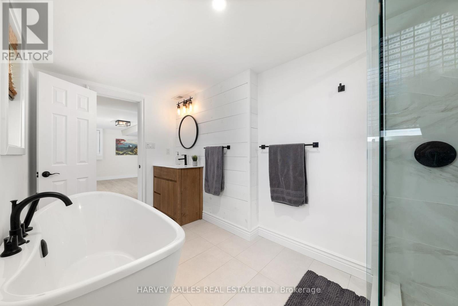 1583 Lakeside Drive, Prince Edward County, Ontario  K0K 1T0 - Photo 27 - X12149405