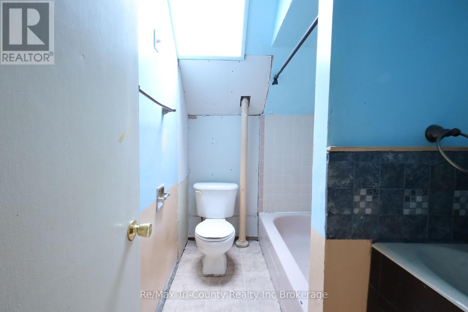 49 Rosemont Avenue, Hamilton, Ontario  L8L 2M4 - Photo 17 - X12153641