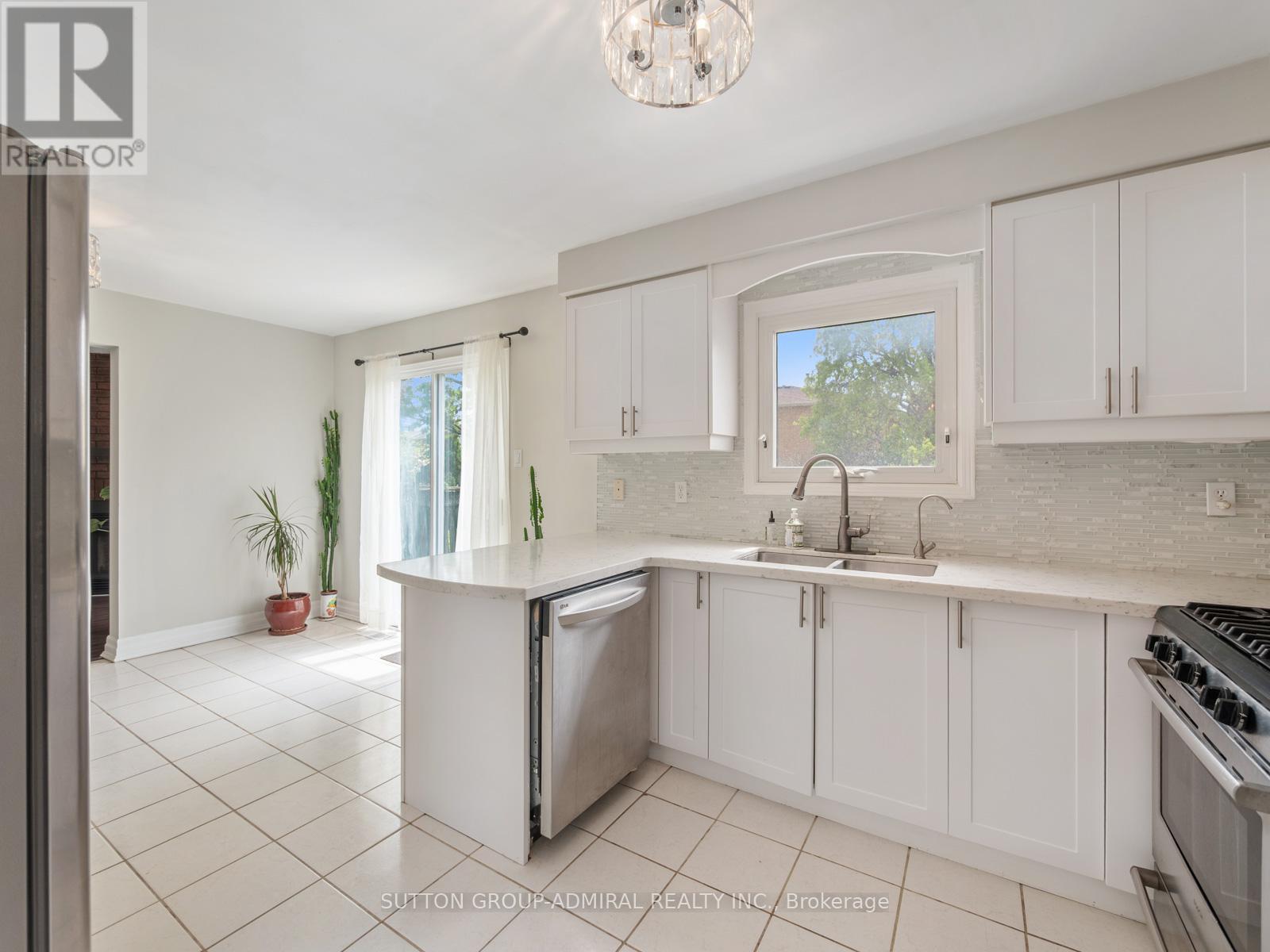 280 Bernard Avenue, Richmond Hill (Devonsleigh), Ontario  L4S 1C9 - Photo 17 - N12153610