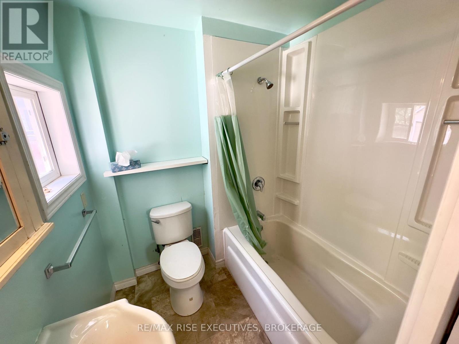 92 Russell Street, Kingston, Ontario  K7K 2E8 - Photo 7 - X12153909