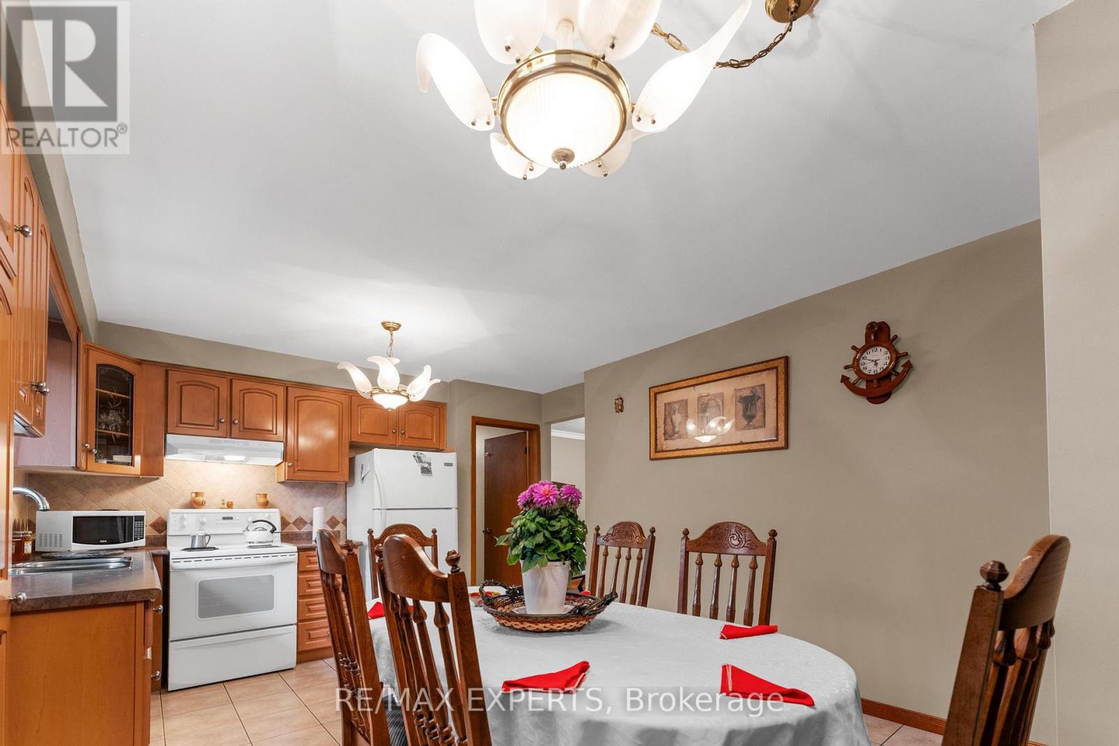 72 Songwood Drive, Toronto, Ontario  M9M 1X3 - Photo 13 - W12153400