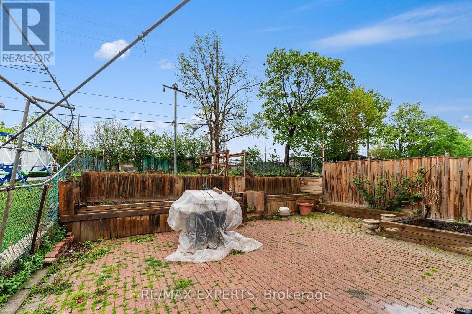 72 Songwood Drive, Toronto, Ontario  M9M 1X3 - Photo 34 - W12153400