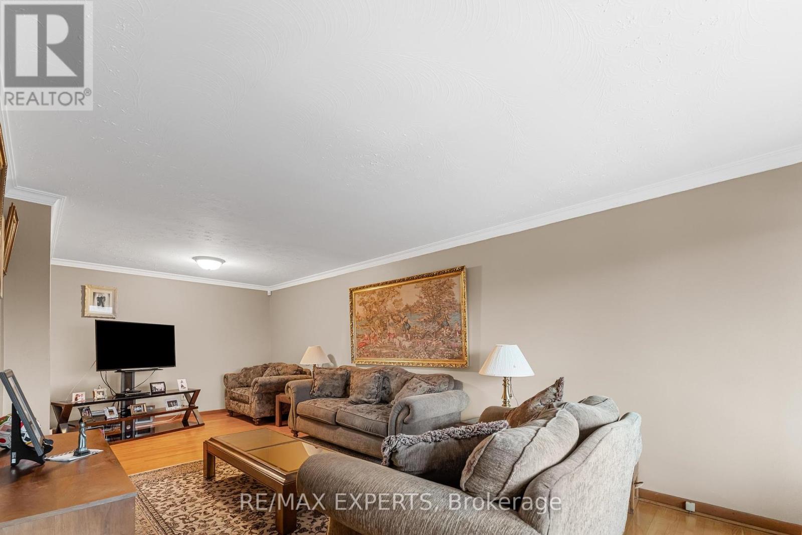 72 Songwood Drive, Toronto, Ontario  M9M 1X3 - Photo 7 - W12153400