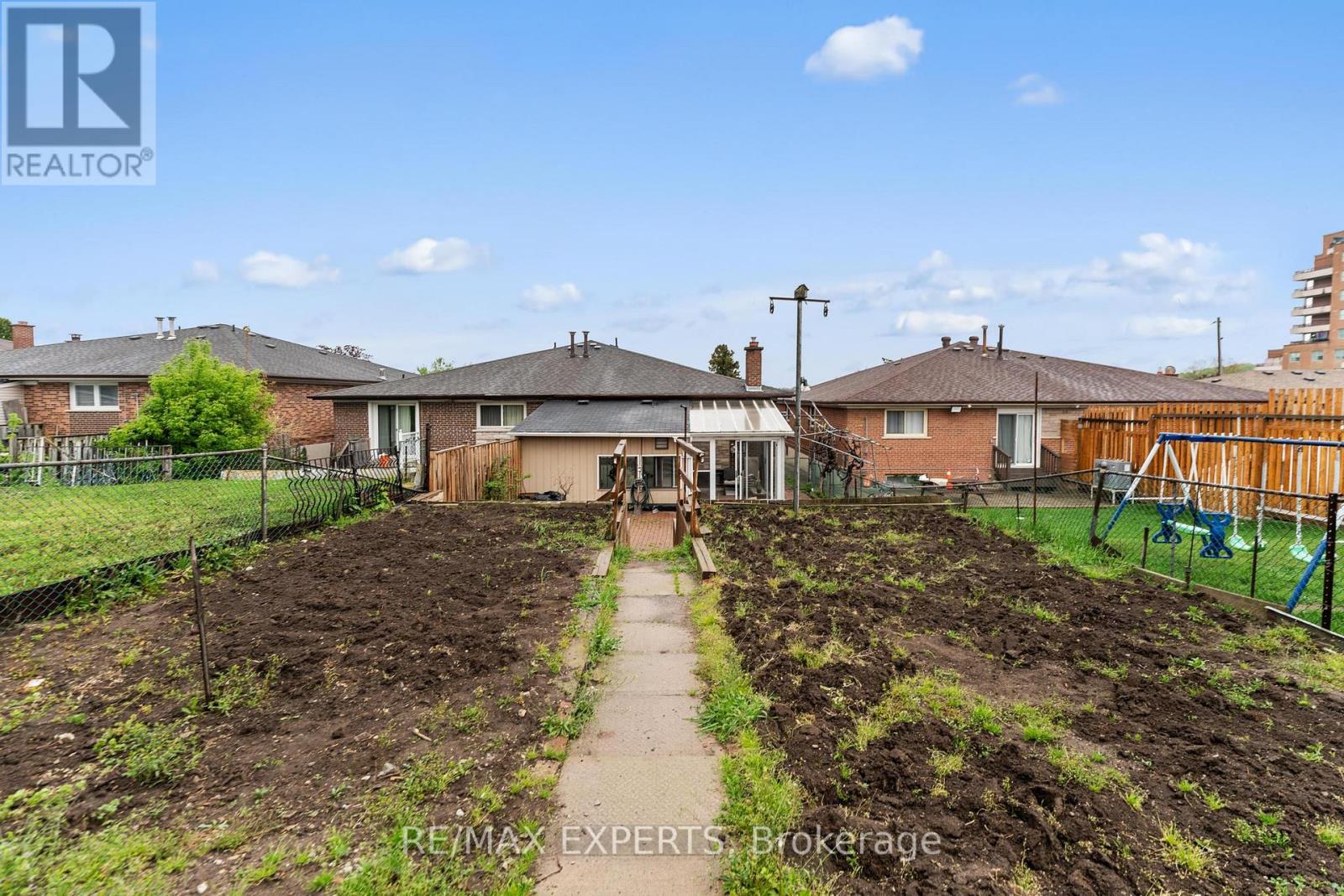72 Songwood Drive, Toronto (Humbermede), Ontario  M9M 1X3 - Photo 35 - W12153400