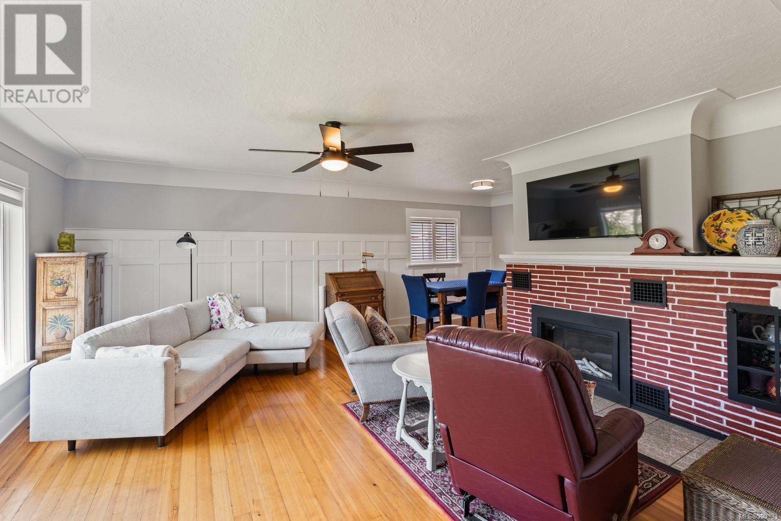 Property at 727 Craigflower Rd image 4