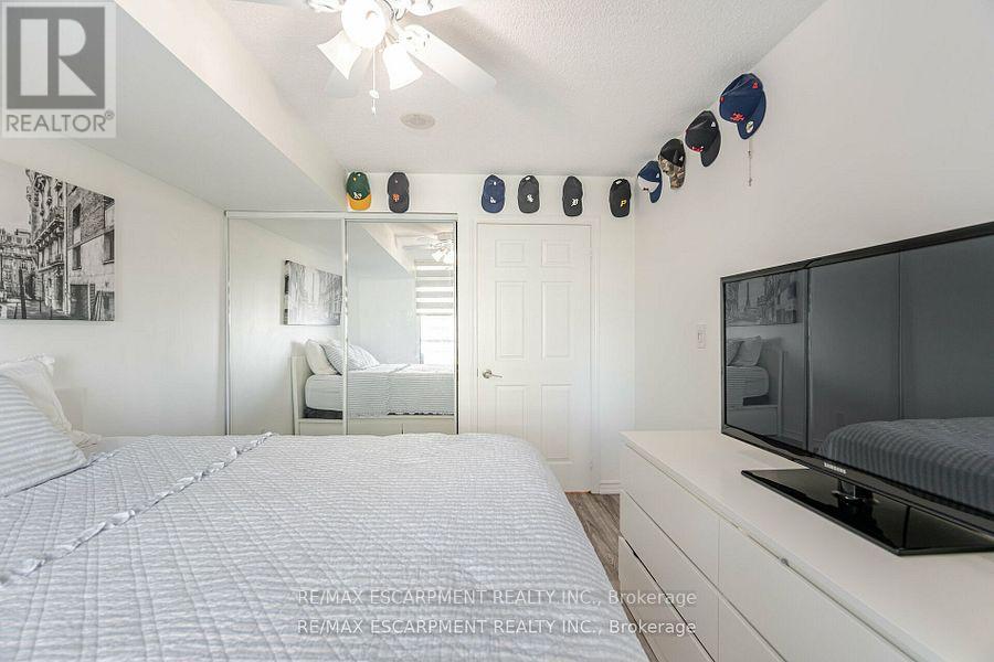 1617 - 335 Rathburn Road W, Mississauga, Ontario  L5B 0C8 - Photo 17 - W12153702