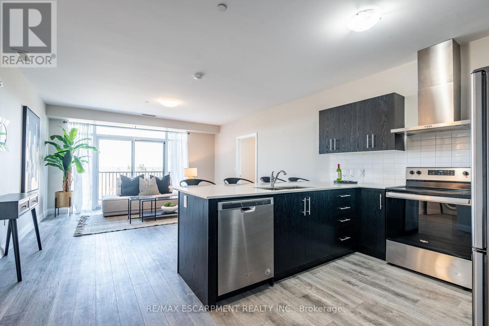 Property at 441 - 1 REDFERN AVENUE image 4