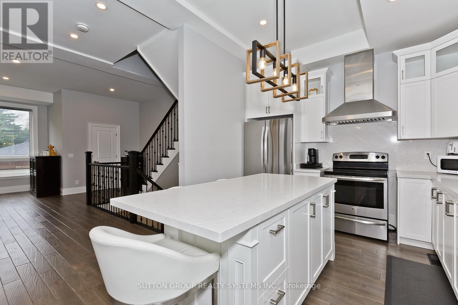 15 Old Oak Drive, Toronto, Ontario  M9A 1A3 - Photo 17 - W12152874