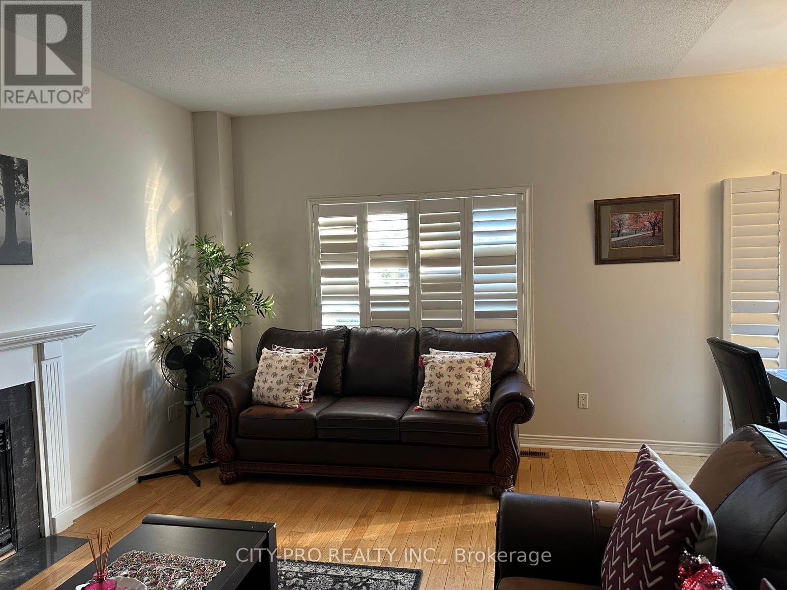 7302 Rosehurst Drive, Mississauga, Ontario  L5N 8H1 - Photo 5 - W12148784