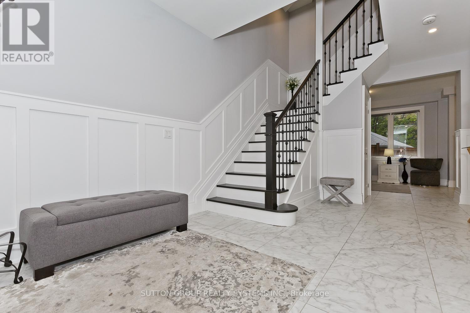 15 Old Oak Drive, Toronto, Ontario  M9A 1A3 - Photo 4 - W12152874